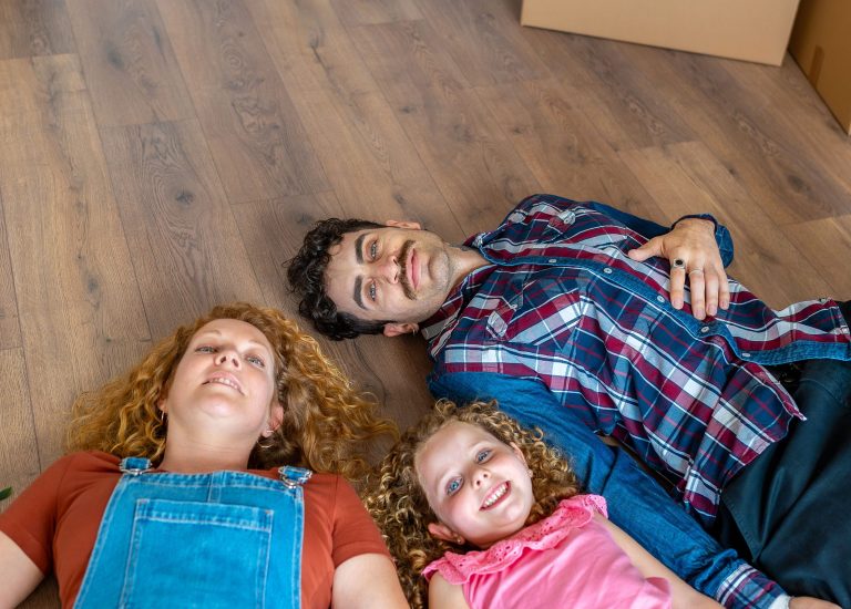 Familie plant den Umzug